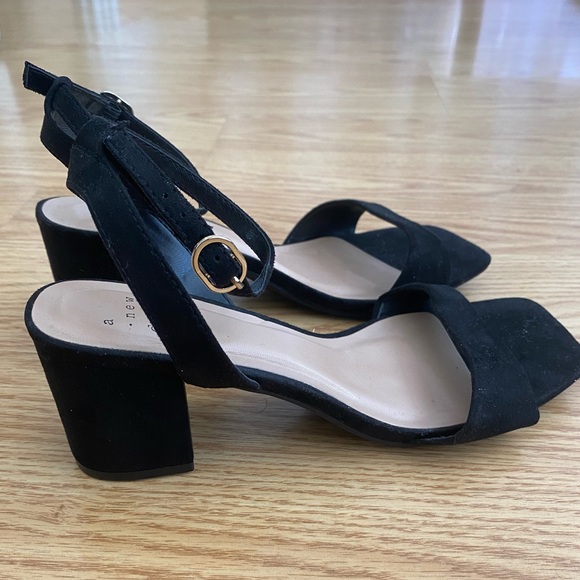 Women’s Heels - Picture 2 of 5